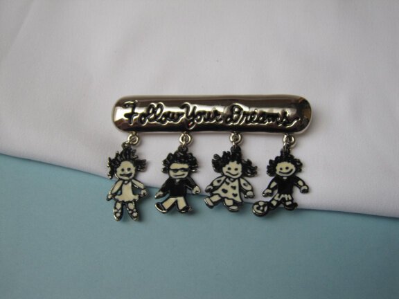 Broche zilverkleurig vier kinderen bedels /FOLLOW YOUR DREAMS 6.4x4.1 cm. - Afbeelding 2
