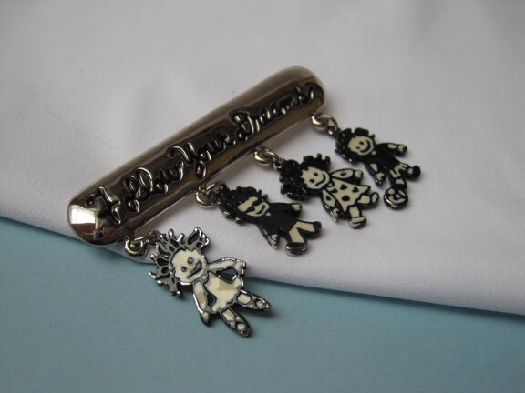 Broche zilverkleurig vier kinderen bedels /FOLLOW YOUR DREAMS 6.4x4.1 cm. - Afbeelding 3
