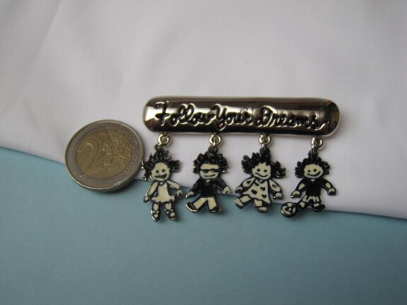 Broche zilverkleurig vier kinderen bedels /FOLLOW YOUR DREAMS 6.4x4.1 cm. - Afbeelding 4