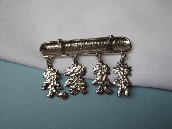 Broche zilverkleurig vier kinderen bedels /FOLLOW YOUR DREAMS 6.4x4.1 cm. - Afbeelding 5