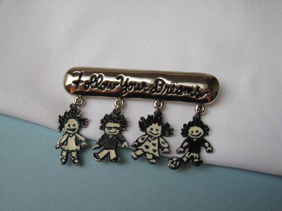 Broche zilverkleurig vier kinderen bedels /FOLLOW YOUR DREAMS 6.4x4.1 cm. - Afbeelding 6