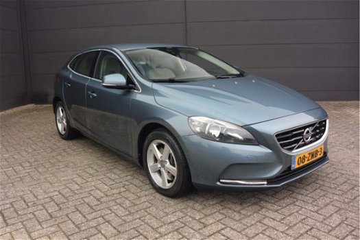 Volvo V40 - 2.0 D3 Momentum - 1