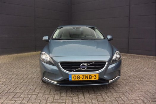 Volvo V40 - 2.0 D3 Momentum - 1