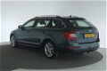 Skoda Octavia Combi - (J) 1.6TDI Elegance Business [ Xenon Navi Trekhaak ] - 1 - Thumbnail