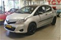 Toyota Yaris - 1.3 VVT-i Comfort 5Drs, NIEUW TYPE, AIRCO, LM-velgen, geen afleveringskosten - 1 - Thumbnail