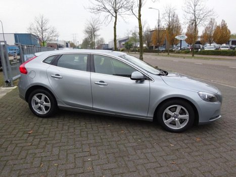 Volvo V40 - 1.6 T3 Momentum Navi, Cruise, Clima, isofix - 1