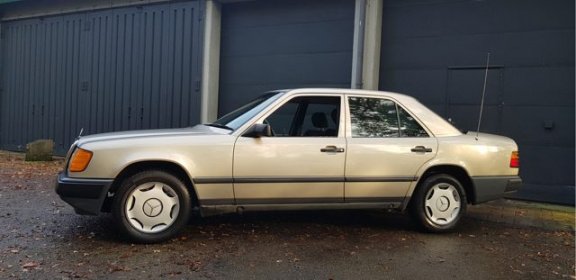 Mercedes-Benz 230 - W124 230E AUTO., 1e eig., orig. ned. auto, nw apk, oldtimer - 1