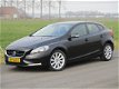 Volvo V40 - 1.6 D2 Momentum Aut Full ECC/NAVIG/PDC/17'Velgen - 1 - Thumbnail