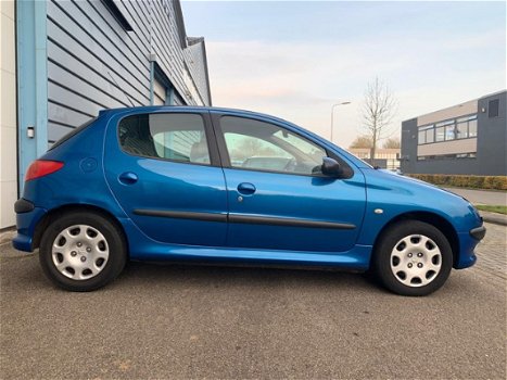 Peugeot 206 - 1.6-16V Gentry ✅NAP, AIRCO, 3XSLEUTELS, STUURBEKR, ELEC RAMEN, BOEKJES - 1