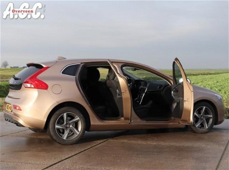 Volvo V40 - 1.6 D2 Momentum AUTOMAAT Navi PDC ECC - 1