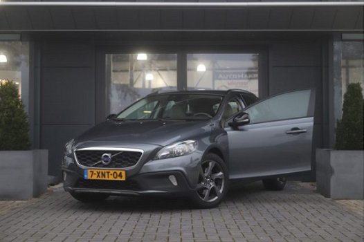 Volvo V40 Cross Country - 1.6 D2 Summum | Keyless | Verwarmde voorruit | Stoelverwarming | Navigatie - 1