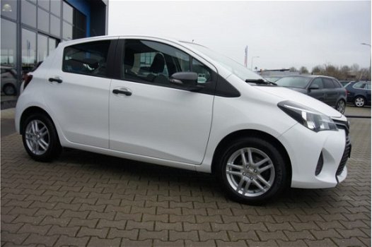 Toyota Yaris - 1.0 VVT-i Aspiration Bi-Tone Licht metaal + € 350 - 1