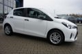 Toyota Yaris - 1.0 VVT-i Aspiration Bi-Tone Licht metaal + € 350 - 1 - Thumbnail