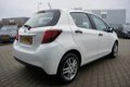 Toyota Yaris - 1.0 VVT-i Aspiration Bi-Tone Licht metaal + € 350 - 1 - Thumbnail