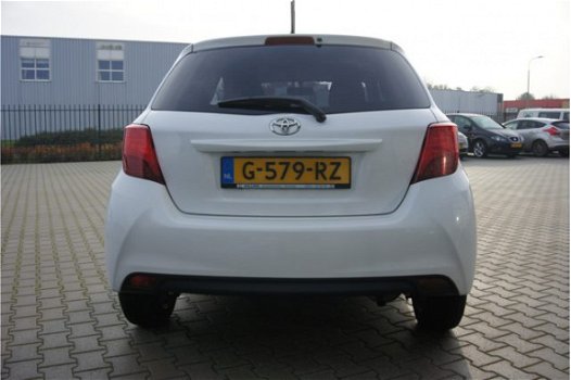 Toyota Yaris - 1.0 VVT-i Aspiration Bi-Tone Licht metaal + € 350 - 1