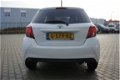 Toyota Yaris - 1.0 VVT-i Aspiration Bi-Tone Licht metaal + € 350 - 1 - Thumbnail