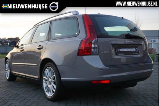 Volvo V50 - 2.0 145pk Edition I Trekhaak/Leder/Roofrails/6mnd garantie - 1