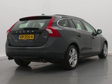 Volvo V60 - 1.6 T3 Momentum | Leder | Navigatie | Origineel NL |