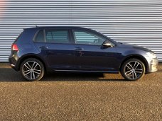 Volkswagen Golf - 1.2 TSI 110PK Highline navigatie pdc+ camera 17"lm velgen