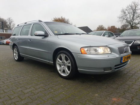 Volvo V70 - 2.4 D5 Edition Sport Aut. *VOLLEDER+NAVI+XENON+PDC+ECC+CRUISE - 1