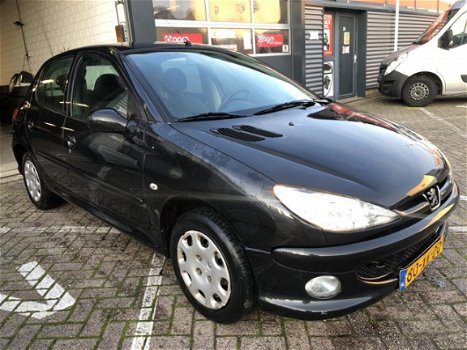 Peugeot 206 - 1.4 Forever 5-deurs airco elektrische pakket stuurbekrachtiging cd-speler apk 26-10-20 - 1