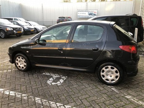 Peugeot 206 - 1.4 Forever 5-deurs airco elektrische pakket stuurbekrachtiging cd-speler apk 26-10-20 - 1