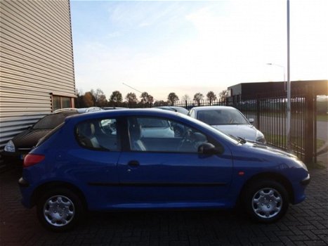 Peugeot 206 - 1.4 XR 3 deurs, 4 nwe BANDEN, ACCU en rijd nog als een trein - 1