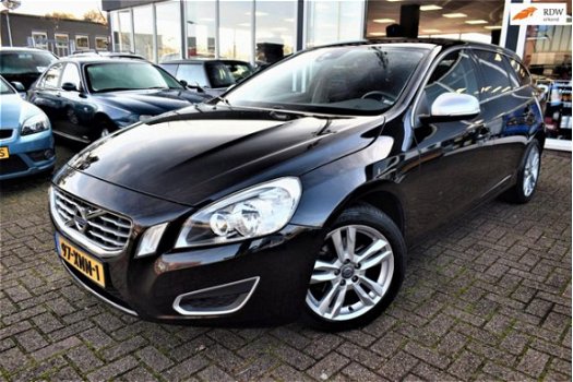 Volvo V60 - 1.6 T3 Momentum | NAVI |CLIMATE CONTROL | PARKEERSENSOREN | AUTOMATISCH VERLICHTING | EL - 1