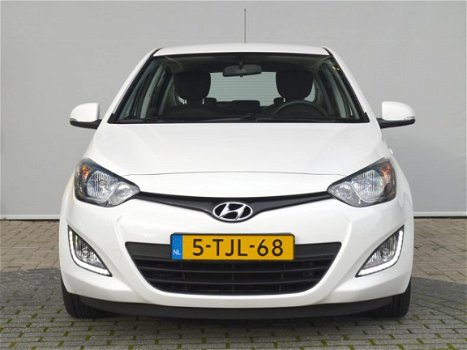 Hyundai i20 - 1.2i i-Deal Navigatie / Airco / Lichtmetalen velgen / Mistlampen / Nette auto - 1