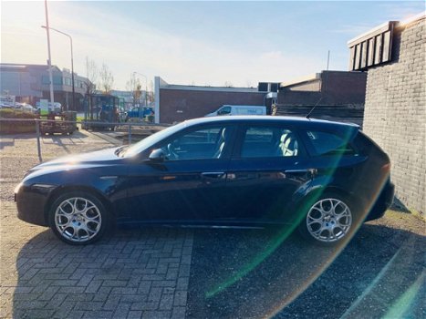 Alfa Romeo 159 Sportwagon - 2.2 JTS Business leer airco ecc cruise control navigatie - 1