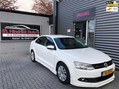 Volkswagen Jetta - 1.6 TDI Highline BlueMotion *R-LINE uitgevoerd* ZEER MOOI - 1