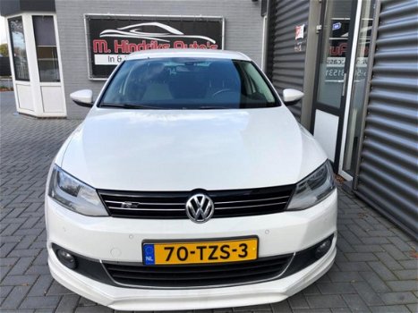 Volkswagen Jetta - 1.6 TDI Highline BlueMotion *R-LINE uitgevoerd* ZEER MOOI - 1