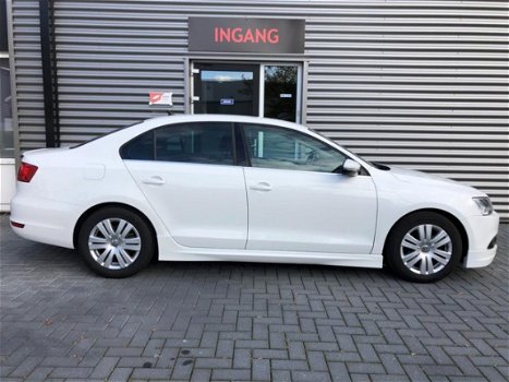 Volkswagen Jetta - 1.6 TDI Highline BlueMotion *R-LINE uitgevoerd* ZEER MOOI - 1