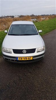 Volkswagen Passat - 1.6 Trendline - 1