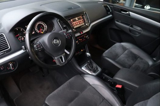 Volkswagen Sharan - 2.0 TDI Highline 7p. 50 procent deal 5.975, - ACTIE Alcantara / Leer / Pano dak - 1