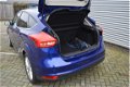 Ford Focus - 1.0 Titanium *Zeer compleet* Zeer nette auto* Trekhaak* Navi* Parkeersens voor & achter - 1 - Thumbnail