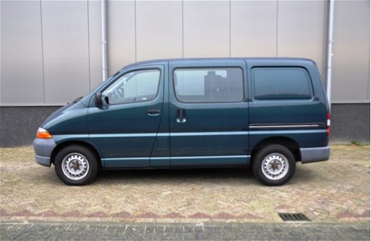 Toyota HiAce - 2.4 TD rolstoelbus om zelfstandig te kunnen rijden, in zeer goede staat. Lees de teks - 1