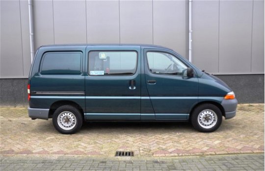 Toyota HiAce - 2.4 TD rolstoelbus om zelfstandig te kunnen rijden, in zeer goede staat. Lees de teks - 1