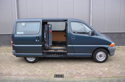 Toyota HiAce - 2.4 TD rolstoelbus om zelfstandig te kunnen rijden, in zeer goede staat. Lees de teks - 1