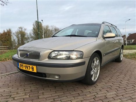 Volvo V70 - 2.4 D Comfort Line ECC, ELEK RAMEN & SPGLS, LEDER, CRUISE CNTRL, TREKHAAKAPKYOUNGTIMER - 1