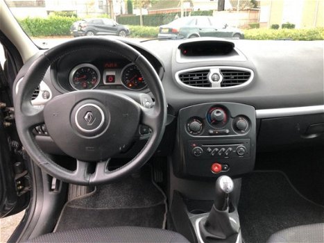 Renault Clio - 1.6-16V Privilège 5-DEURS/AIRCO/ELEK RAMEN - 1