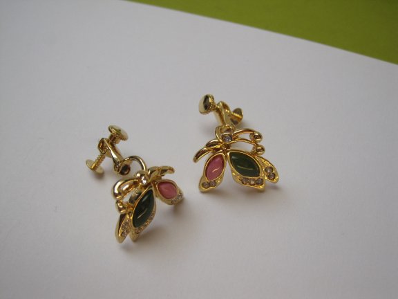 Oorbellen goudkleurig vlinder model met jade en rhodochrosiet groen roze steentje 1.9x1.8 cm. - Afbeelding 2