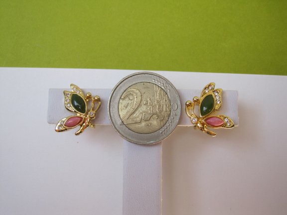 Oorbellen goudkleurig vlinder model met jade en rhodochrosiet groen roze steentje 1.9x1.8 cm. - Afbeelding 3