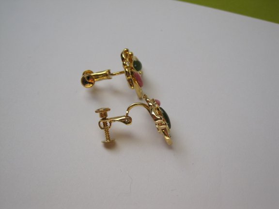 Oorbellen goudkleurig vlinder model met jade en rhodochrosiet groen roze steentje 1.9x1.8 cm. - Afbeelding 5