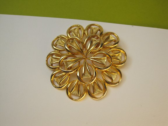 Broche goudkleurig bloem model 5.6x5.6 cm - nr. 1
