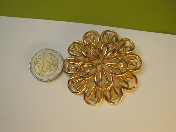 Broche goudkleurig bloem model 5.6x5.6 cm - Afbeelding 3