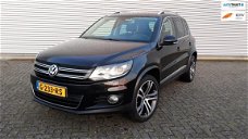 Volkswagen Tiguan - 1.4 TSI Sport&Style XENON NAVI PANO LM19" PDC climate alcantara trekhaak