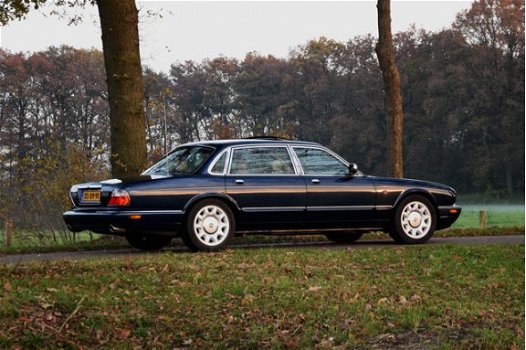 Daimler 4.0 - 4.0 V8 Super Super Eight 4.0 V8 S/C LWB – Sapphire Blue – 141DKM Orig NL - 1