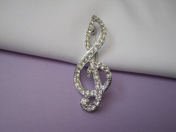 Broche zilverkleurige muzieksleutel met kristal rijnsteentjes 5.8x2.3 cm. - nr. 1