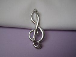 Broche zilverkleurige muzieksleutel met kristal rijnsteentjes 5.8x2.3 cm.